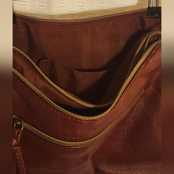 Burgundy Crossbody Bag Gold Logo Adjustable Strap Great For Travel Many Pockets - Picture 6 of 8